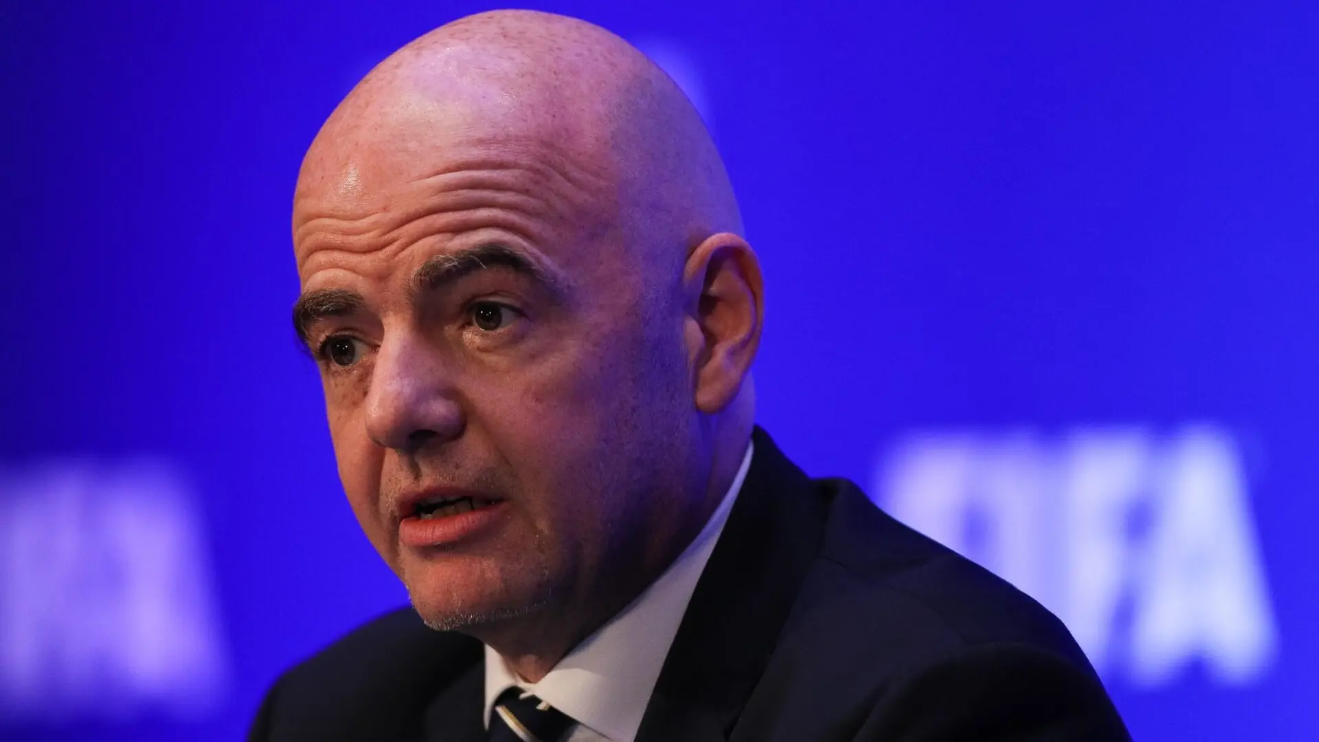 Gianni Infantino volta a abordar o caso entre Vinícius Júnior e Gianluca Prestianni: «Cobrir a boca não é aceitável porque estás a dizer algo de errado»